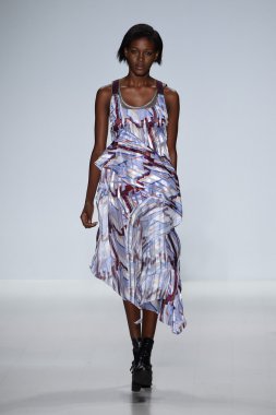 Model Mercedes-Benz Moda Haftası sırasında Richard Chai Love pist yürür