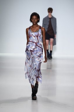 Model Mercedes-Benz Moda Haftası sırasında Richard Chai Love pist yürür