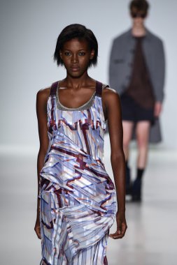 Model Mercedes-Benz Moda Haftası sırasında Richard Chai Love pist yürür