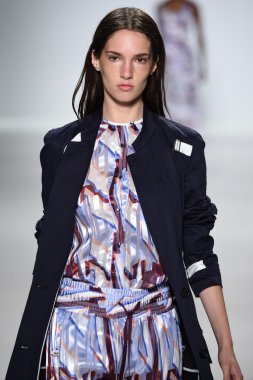 Model Mercedes-Benz Moda Haftası sırasında Richard Chai Love pist yürür