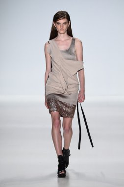 Model Mercedes-Benz Moda Haftası sırasında Richard Chai Love pist yürür