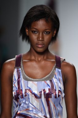 Model Mercedes-Benz Moda Haftası sırasında Richard Chai Love pist yürür