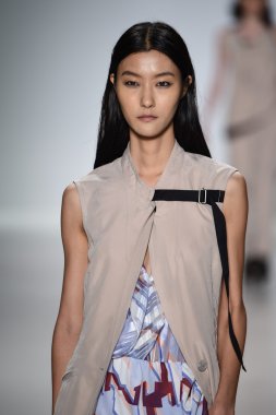 Model Mercedes-Benz Moda Haftası sırasında Richard Chai Love pist yürür