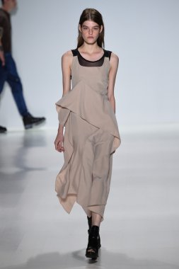 Model Mercedes-Benz Moda Haftası sırasında Richard Chai Love pist yürür