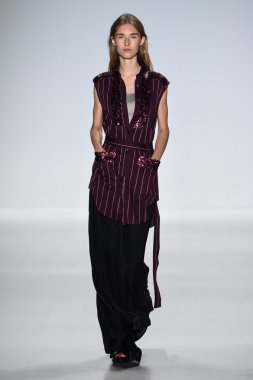 Model Mercedes-Benz Moda Haftası sırasında Richard Chai Love pist yürür