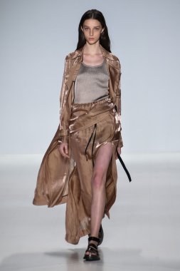 Model Mercedes-Benz Moda Haftası sırasında Richard Chai Love pist yürür