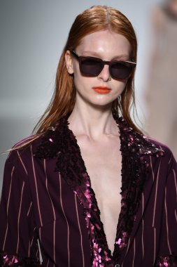 Model Mercedes-Benz Moda Haftası sırasında Richard Chai Love pist yürür