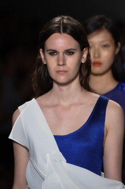 Model Mercedes-Benz Moda Haftası sırasında Richard Chai Love pist yürür