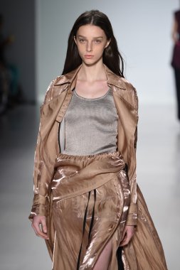 Model Mercedes-Benz Moda Haftası sırasında Richard Chai Love pist yürür