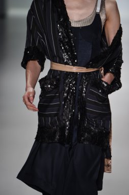 Model Mercedes-Benz Moda Haftası sırasında Richard Chai Love pist yürür