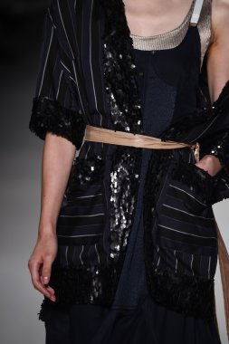 Model Mercedes-Benz Moda Haftası sırasında Richard Chai Love pist yürür