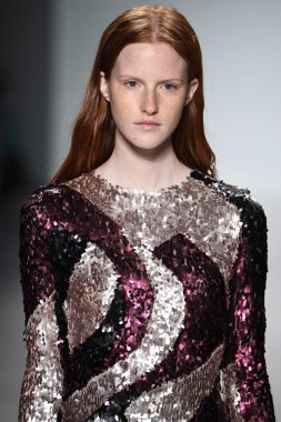 Model Mercedes-Benz Moda Haftası sırasında Richard Chai Love pist yürür