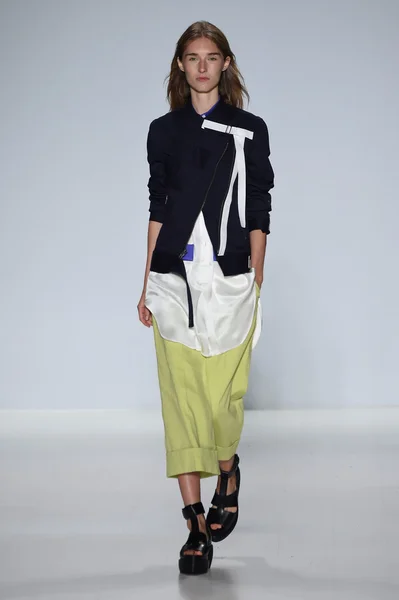 Modellen går banan vid Richard Chai Love under Mercedes-Benz Fashion Week — Stockfoto