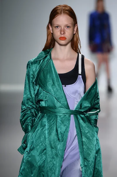 モデルはメルセデス ・ ベンツ ・ ファッション ・ ウィーク中にリチャードチャイ愛での滑走路を歩く — ストック写真