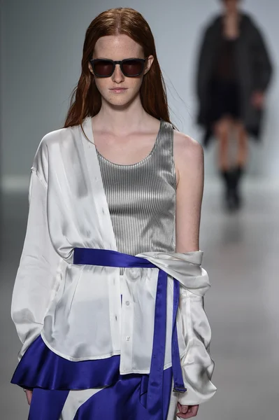 Modelu spacery pasa startowego Richard Chai Love podczas Mercedes-Benz Fashion Week — Zdjęcie stockowe