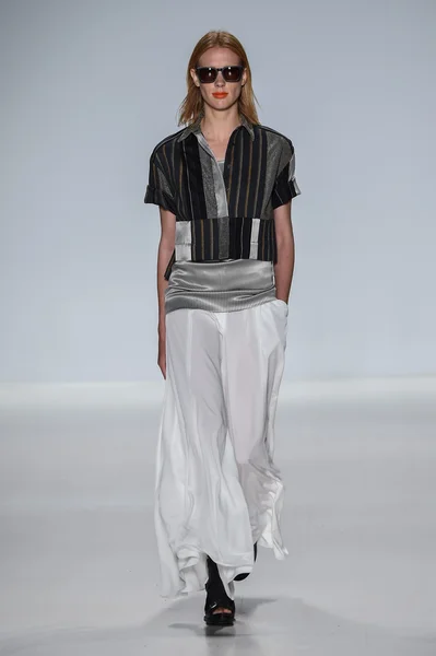 Model chodí dráha v Richard Chai Love během Mercedes-Benz Fashion Week — Stock fotografie