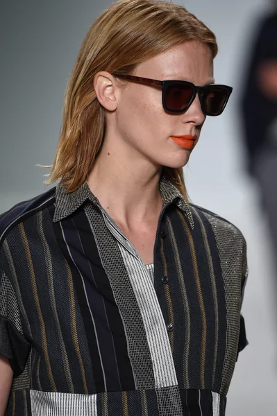 Model walks the runway at Richard Chai Love during Mercedes-Benz Fashion Week — Stock Photo, Image