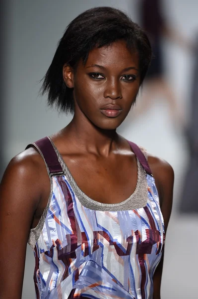 Modelo camina por la pasarela en Richard Chai Love durante Mercedes-Benz Fashion Week — Foto de Stock