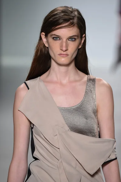 Modelu spacery pasa startowego Richard Chai Love podczas Mercedes-Benz Fashion Week — Zdjęcie stockowe