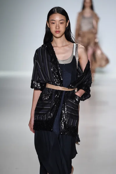 Modelu spacery pasa startowego Richard Chai Love podczas Mercedes-Benz Fashion Week — Zdjęcie stockowe