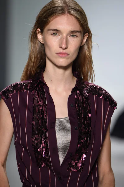 Modelu spacery pasa startowego Richard Chai Love podczas Mercedes-Benz Fashion Week — Zdjęcie stockowe