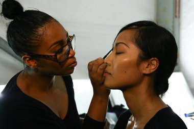 Sahne arkasında Carmen Marc Valvo Show'da Mbfw sırasında hazırlanıyor model