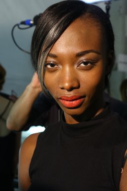 Carmen Marc Valvo, sahne arkasında model teşkil Mbfw sırasında göstermek