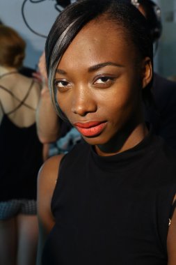 Carmen Marc Valvo, sahne arkasında model teşkil Mbfw sırasında göstermek