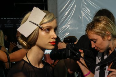 Sahne arkasında Carmen Marc Valvo Show'da Mbfw sırasında hazırlanıyor model