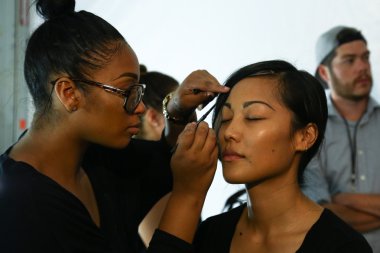 Sahne arkasında Carmen Marc Valvo Show'da Mbfw sırasında hazırlanıyor model