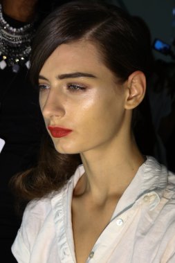 Tasarımcısı Carmen Marc Valvo Carmen Marc Valvo Show'da röportaj sahne arkasında