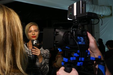 Carmen Marc Valvo 25 gösterisi Mbfw sırasında kuliste model veren röportaj