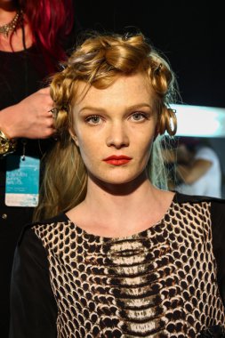 Sahne arkasında Carmen Marc Valvo Show'da Mbfw sırasında hazırlanıyor model
