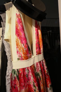 Carmen Marc Valvo, sahne arkasında askı tasarımcıları giysi göster