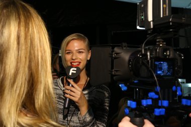 Carmen Marc Valvo 25 gösterisi Mbfw sırasında kuliste model veren röportaj