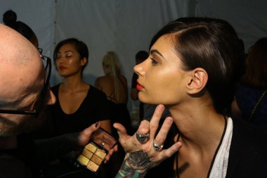 Sahne arkasında Carmen Marc Valvo Show'da Mbfw sırasında hazırlanıyor model