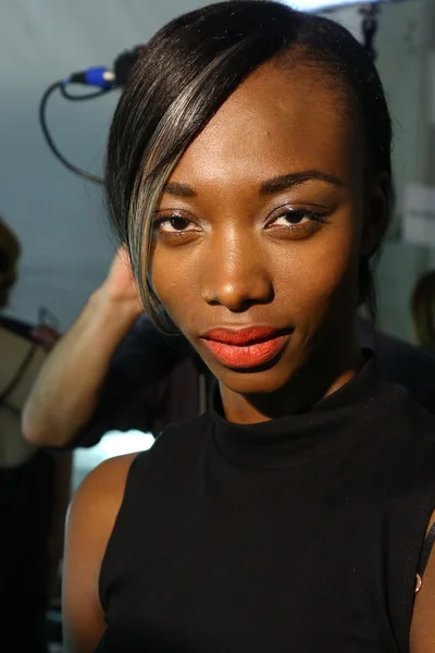 Modelo posa nos bastidores no show Carmen Marc Valvo durante MBFW — Fotografia de Stock