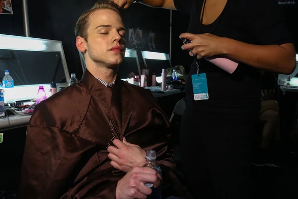 Model getting ready backstage at the Carmen Marc Valvo show during MBFW — Stock Photo, Image