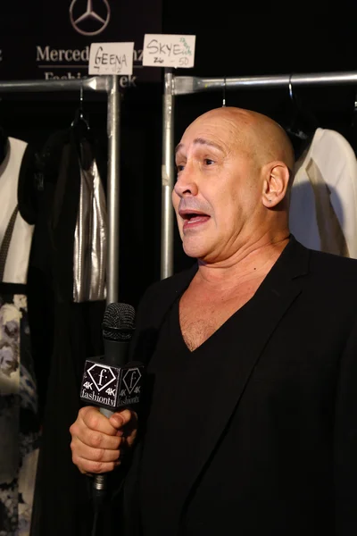 Designer Carmen Marc Valvo is interviewed backstage at the Carmen Marc Valvo show — Stock Photo, Image