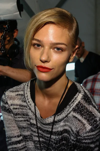 Modelo posa nos bastidores no show Carmen Marc Valvo durante MBFW — Fotografia de Stock