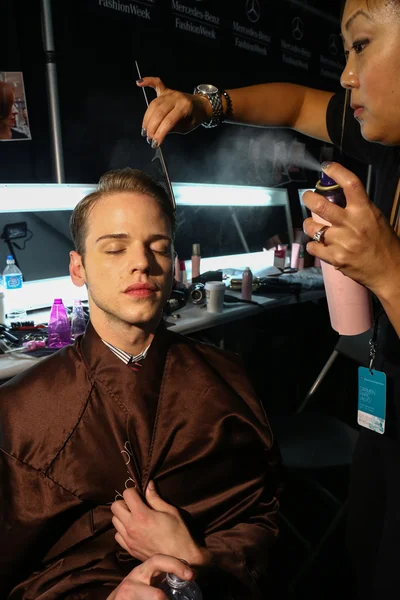 Model getting ready backstage at the Carmen Marc Valvo show during MBFW — Stock Photo, Image