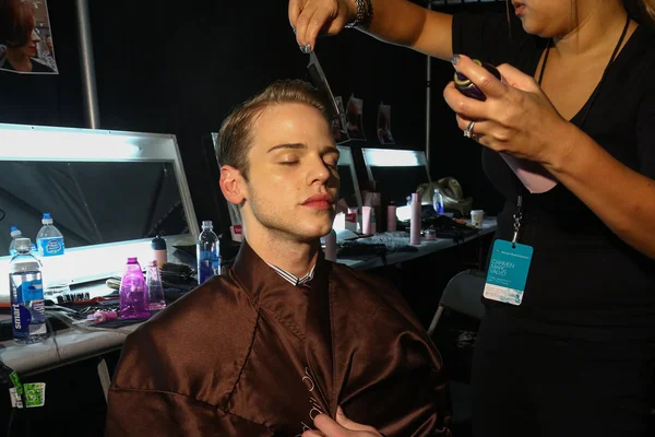 Model getting ready backstage at the Carmen Marc Valvo show during MBFW — Stock Photo, Image