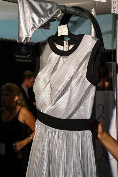 Дизайнерская одежда на вешалках за кулисами на шоу Кармен Марк Вальво — стоковое фото