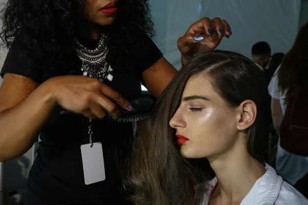 Modelo preparándose entre bastidores en el show de Carmen Marc Valvo durante MBFW — Foto de Stock