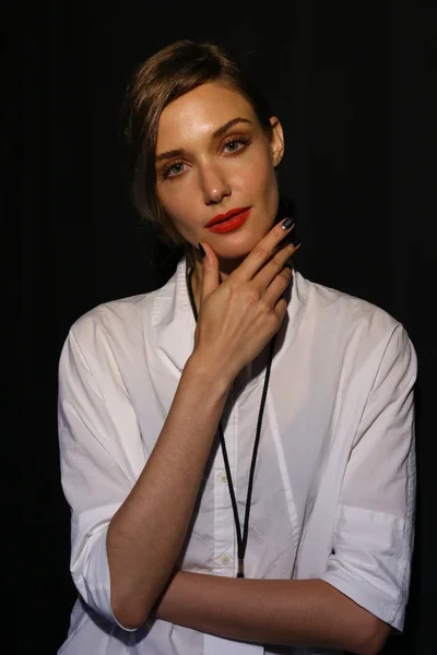 Model posiert backstage bei carmen marc valvo show während mbfw — Stockfoto