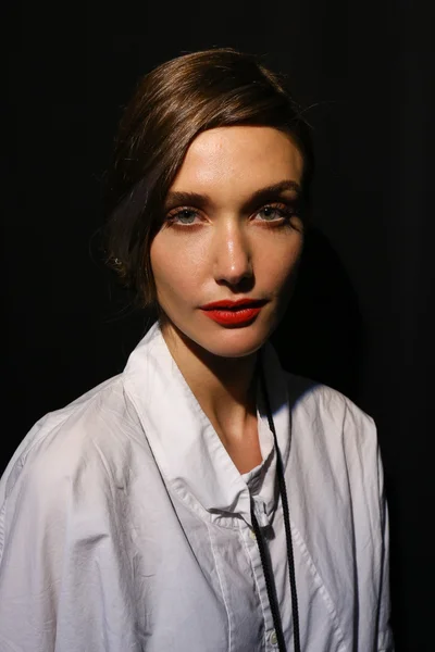 Modelo posa detrás del escenario en Carmen Marc Valvo show durante MBFW — Foto de Stock