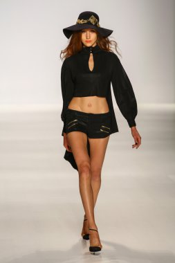 Model Mbfw sırasında Mark ve Estel defile pist yürür