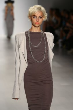 Model Mbfw sırasında Mark ve Estel defile pist yürür