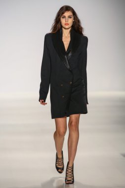 Model Mbfw sırasında Mark ve Estel defile pist yürür