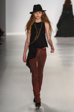 Model Mbfw sırasında Mark ve Estel defile pist yürür